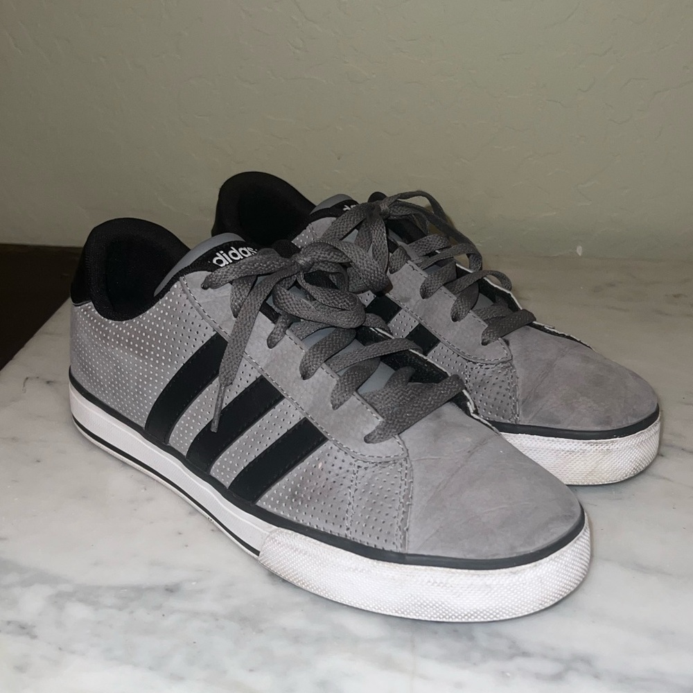 Men’s 8.5 Adidas Grey/Black low top sneakers/skate shoe.